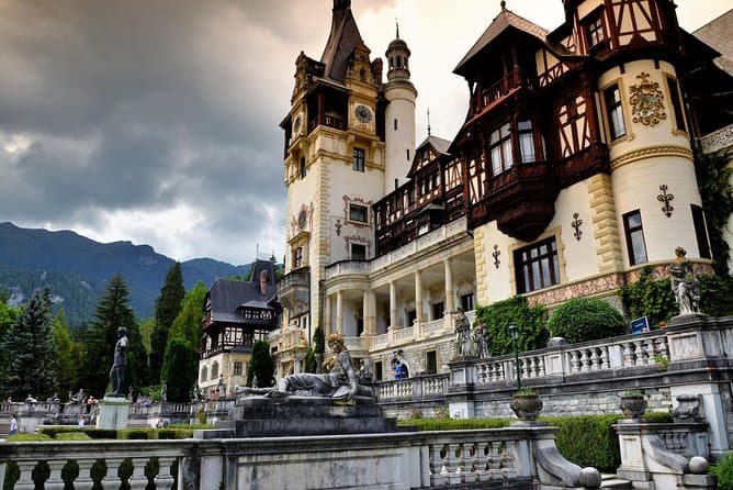Unveil the Magic of Peleș Castle: Sinaia's Royal Experience