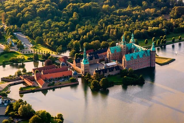 Copenhagen: Private VIP Tour to Frederiksborg Castle (snack incl)