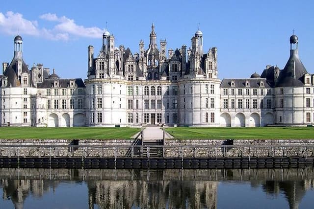 Loire Valley Castles Guided Day Trip from Paris in Minivan