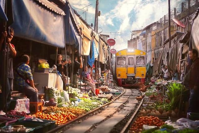VIP Private Tour
Damnoen Saduak+ Amphawa + Mae Klong Railway