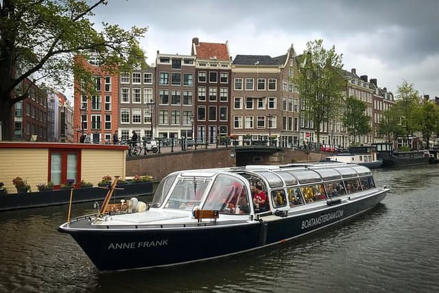 Amsterdam Live Guided Sightseeing Canal Cruise