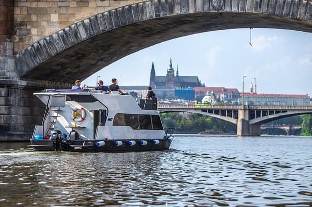 3-hours Prague Private Boat Cruise Beer or Prosecco Unlimited