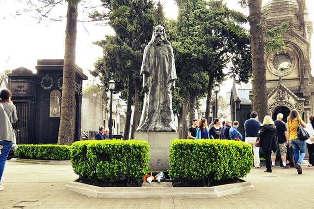 Recoleta Cemetery Tour in English