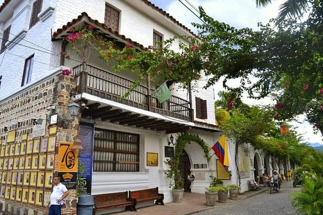 Santa Fe de Antioquia & Colonial Bridge Private Bilingual Guide