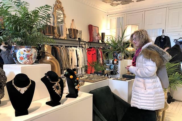 Small-Group Vintage Fashion Shopping Tour with a Style Coach