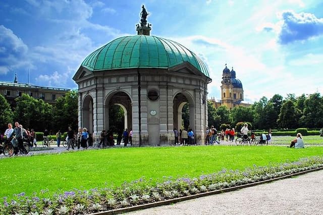 Private 2.5 hour city tour of Munich with driver/guide