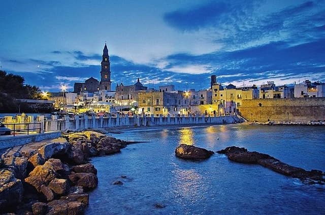 Private guided tour in Monopoli: walking through the old town