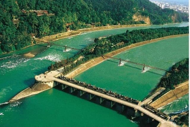 Chengdu: Dujiangyan Irrigation System & Mt. Qingcheng Group Tour