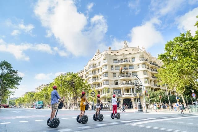 2,5h Barcelona Gaudí Segway Tour