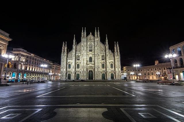 Milan private guided tour by night