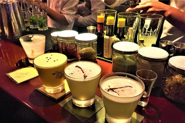Cusco by Night: Walking tour, Pisco Sour Lesson, Dinner