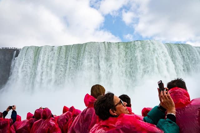 FROM TORONTO: Niagara Day Tour w/ Niagara on the Lake & Boat Ride