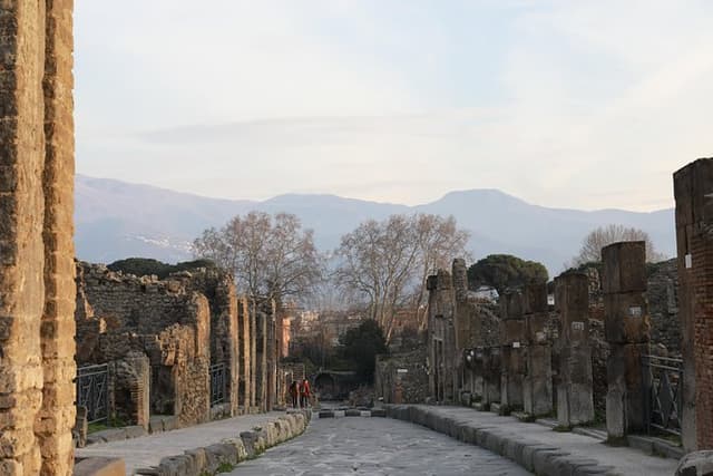 Pompeii: 2H Small Group tour with an Archaeologist and ticket