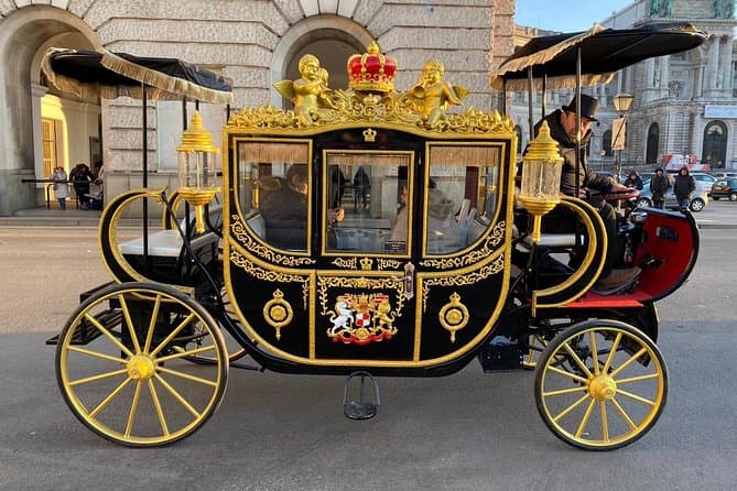 Luxury Classic Car Sightseeing in Imperial Vienna