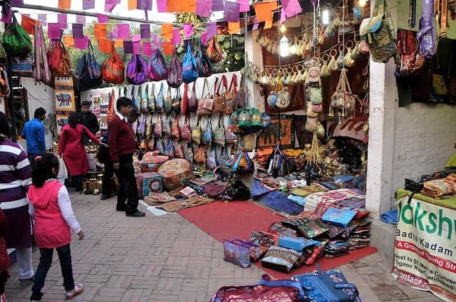 Street Shopping Experience Private Tour