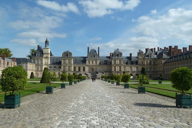 Round transfer to Fontainebleau and Vaux le Vicomte from Paris