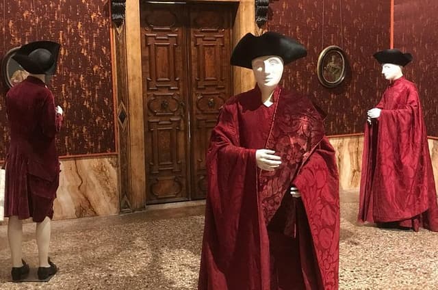 Private Tour: Fabrics and Perfumes