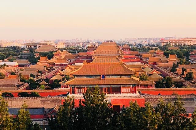 4-Hour Private Tour: Jingshan Park, Hutong & JinDing Xuan Dim Sum