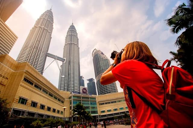 Private Day Kuala Lumpur Photographic Tour With Petronas Twin Tower & Batu Caves