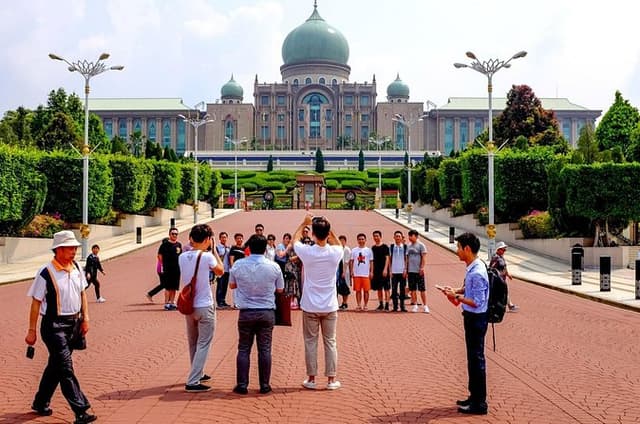 Private Tour: 2 in 1 Kuala Lumpur & Putrajaya in one Day