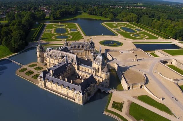 Private Chantilly & Horse Museum with Minivan