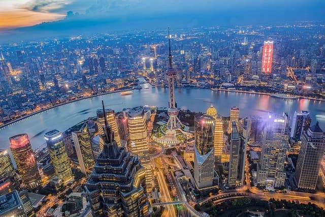 Shanghai Private Tour by Metro Featuring Must-See Attractions