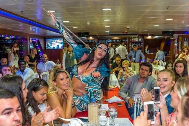 Bosphorus Dinner Cruise & Live Show – Private Table