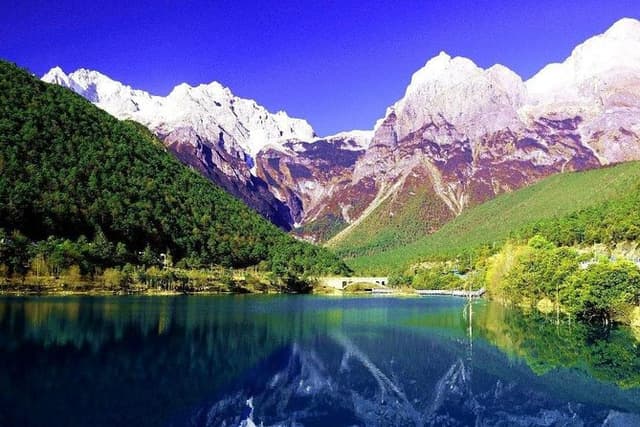 Private Lijiang Tour to Baisha Village and Jade Dragon Snow Mountain with Show