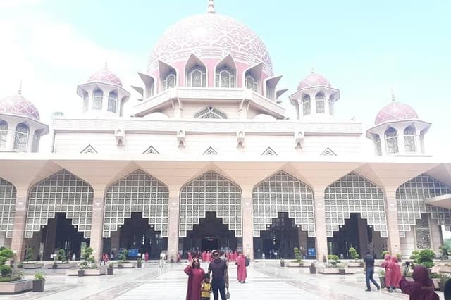 Amazing 14 Attractions Full-Day Putrajaya City Tour
