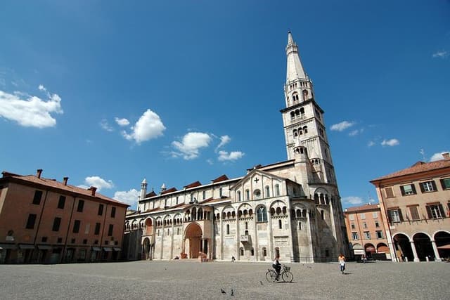 Modena city tour Walking tour in the old town
