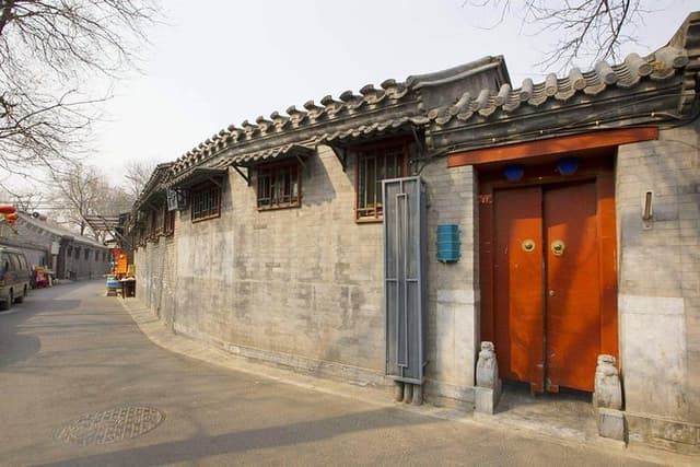Beijing Private Night Tour: Drum Tower, Houhai, Hutong & Acrobatic Show + Snacks