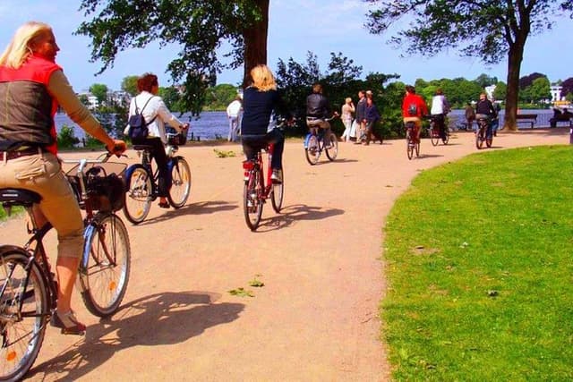 Bike tour through beautiful Hamburg - Outer Alster bike tour (min.4)