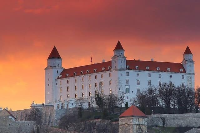 Bratislava walk tour with bonuses and castle 3€ + Tip, kids free