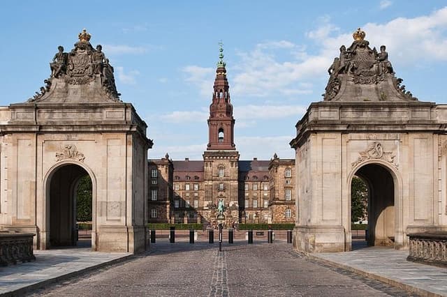 Private Tour: 4-hour Copenhagen City Tour and visit Christiansborg Palace