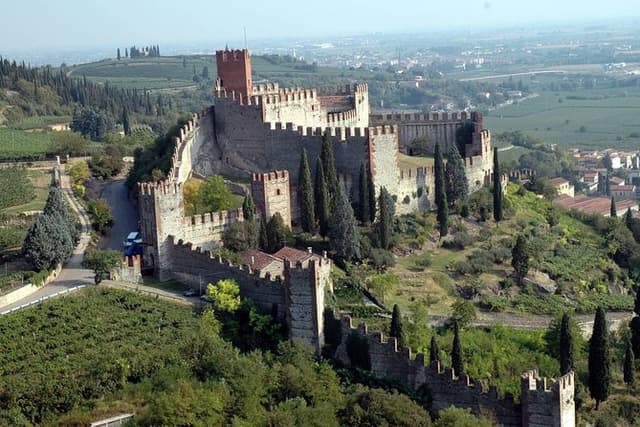 Soave: history and excellence in wines, in Verona hillside