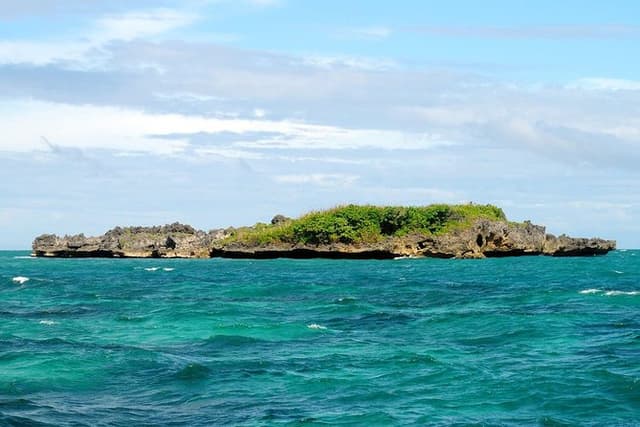 Boracay Island Hopping + Helmet Diving and UFO w/ Premium Lunch