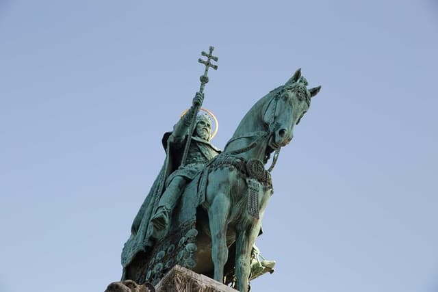 Castle District tour with Matthias Church Ticket & Cake & Coffee