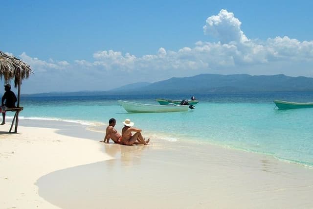Full Day Tour to Paradise Island - Cayo Arena