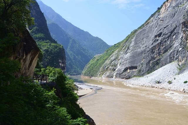 Lijiang Sanyi airport (LJG) Pick up and Tiger Teaping Gorge Private Tour