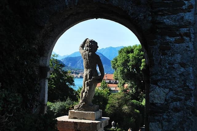 Private tour on isola Bella with a tour guide and sunset cruise.