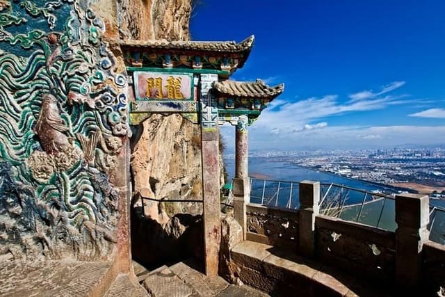 1-Day Kunming tour with the West Hill,Dragon Gate and Bamboo Temple