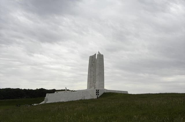 1 day Canadian WW1 private tour including Vimy Ridge
