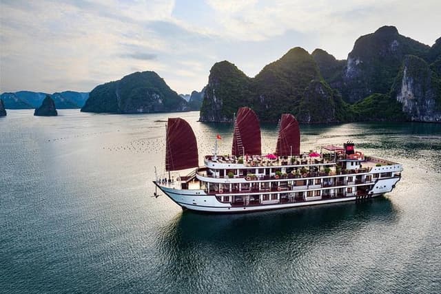 Overnight Luxury 5 Star Alisa Cruise with Meals, Kayak or Bamboo Boat
