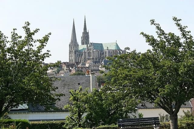 Chartres and Versailles Private Full-Day Tour