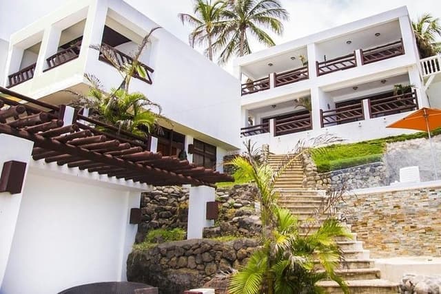 TRANSPORT HOTEL CLIFFS AND THE FARALLONES IN EL SALVADOR