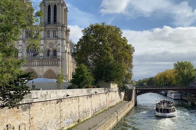 Paris Highlights Tour: Notre-Dame & Louvre Semi-Private & Private