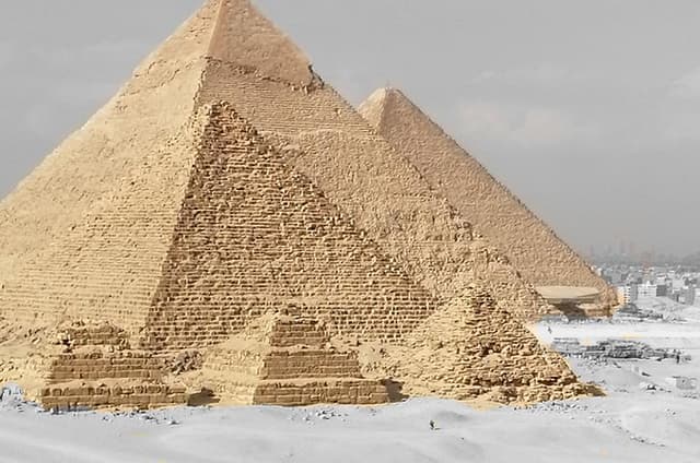 Giza Pyramids & Sphinx – Private Guided Tour with King Farouk