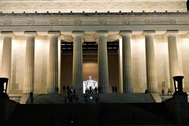 Small Group National Mall Night Tour with 10 Top Attractions