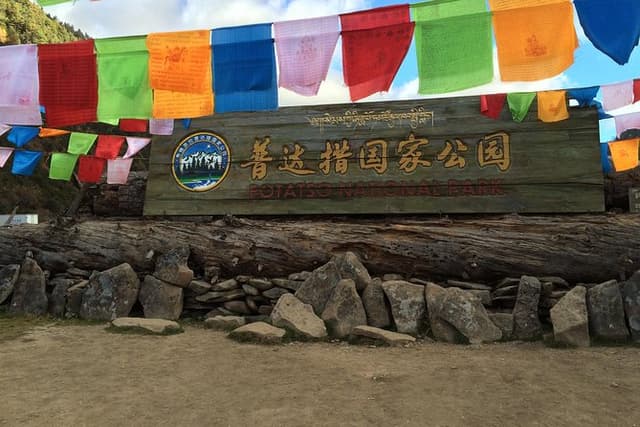 1-Day Shangri-La Private Tour: Potatso National Park and Baiji Temple