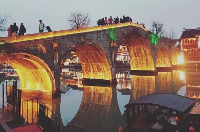 Private Tour: Zhujiajiao Ancient Town, Xintiandi and Shanghai Tower with Sunset